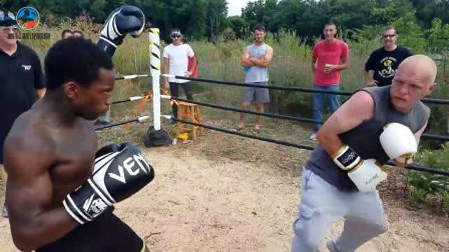 国外户外搏击比赛 简单的场地直接大战一场,真是天生好斗啊